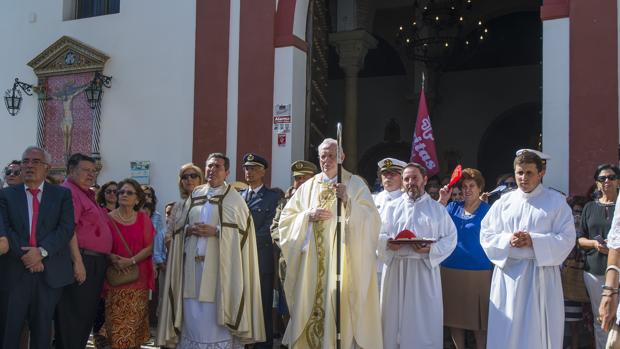 El arzobispo emérito de Sevilla Carlos Amigo Vallejo preside la procesión tras la misa oficiada