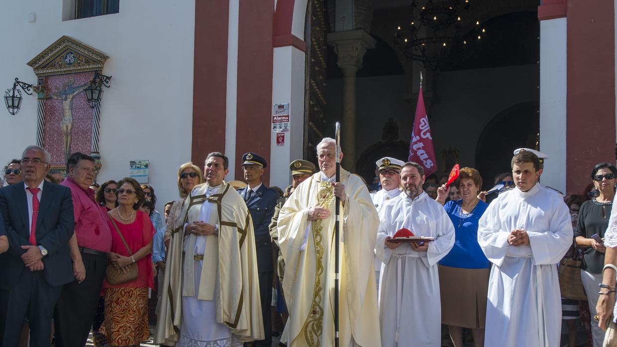 Tomares cumple con su tradicional Corpus Christi a pesar del sofocante calor