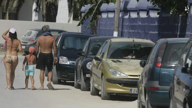 En verano a umentan los robos en vehículos en los parking junto a la playa