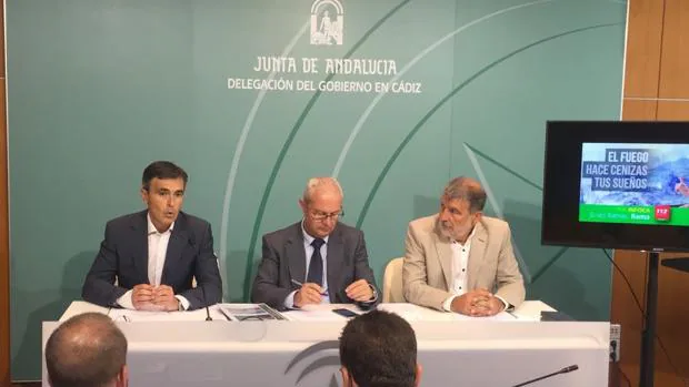 Ángel Acuña y Juan Luis Belizón durante la presentación del Plan Infoca 2017