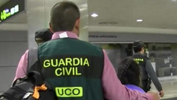 Imagen de archivo de la Guardia Civil en una entrega de una menor en otra operación