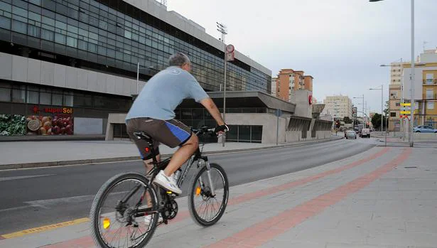 Carril bici sobre la acera junto al estadio Carranza