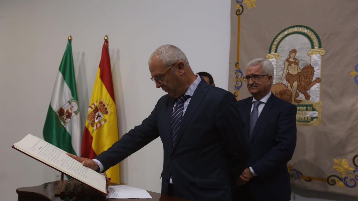 Juan Luis Belizón jura el cargo ante la mirada de Jiménez Barrios.