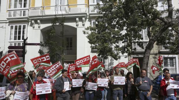 Profesores secundando una protesta ante la delegación de Educación.