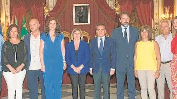 La presidenta de la Diputación, Irene García, junto a las entidades beneficiadas y responsables de La Caixa