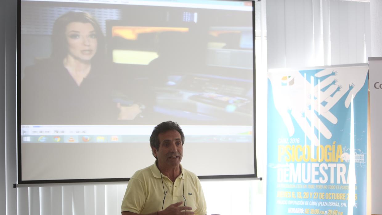 El psicólogo Andrés González Bellido, en la conferencia del Colegio de Psicólogos en Cádiz.