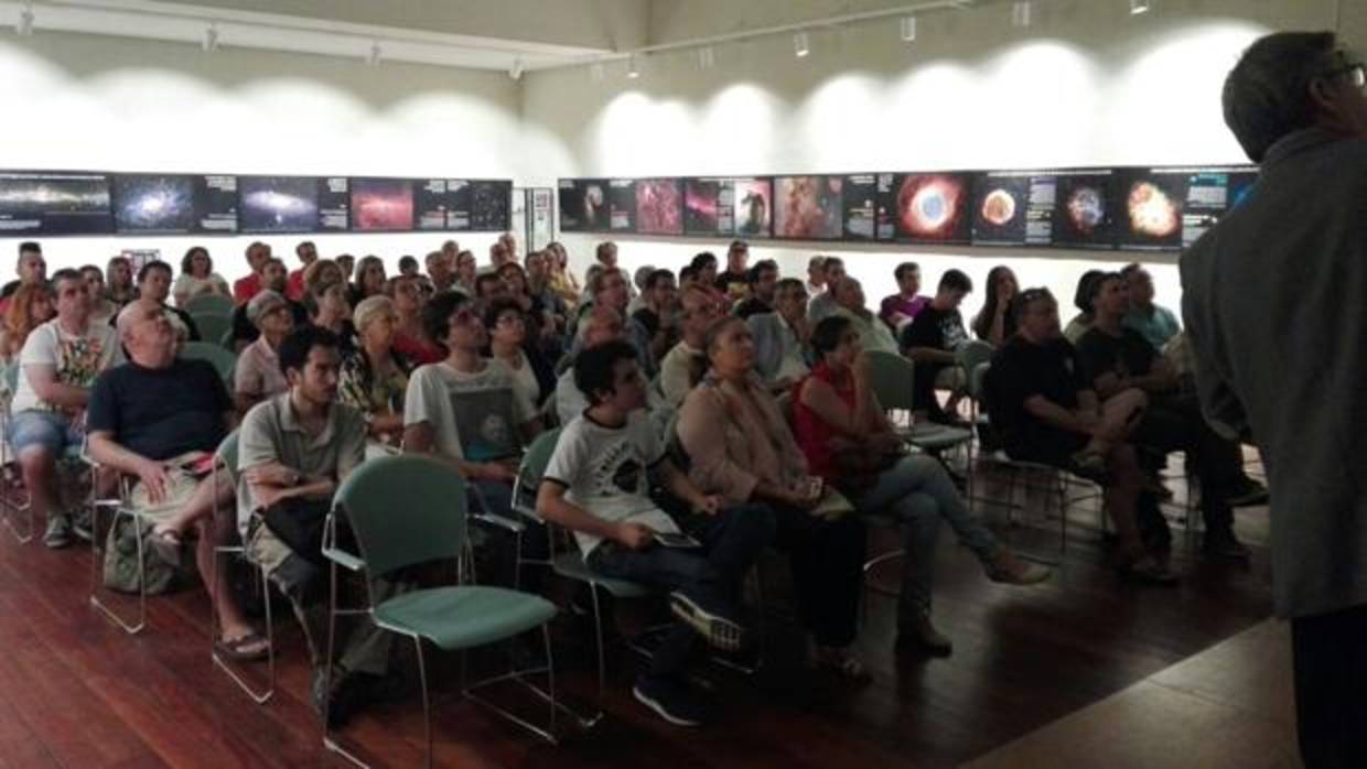 Un centenar de personar en la conferencia de Jesús Martínez Frías. :: LAVOZ