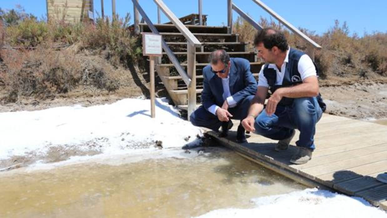 El alcalde, junto al responsable de este equipamiento en la ciudad.