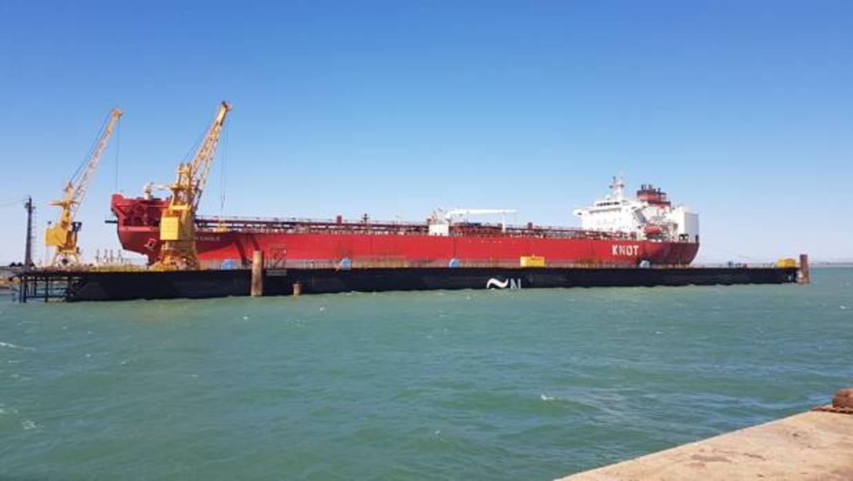 La plataforma flotante con el petrolero 'Dan Eagle'