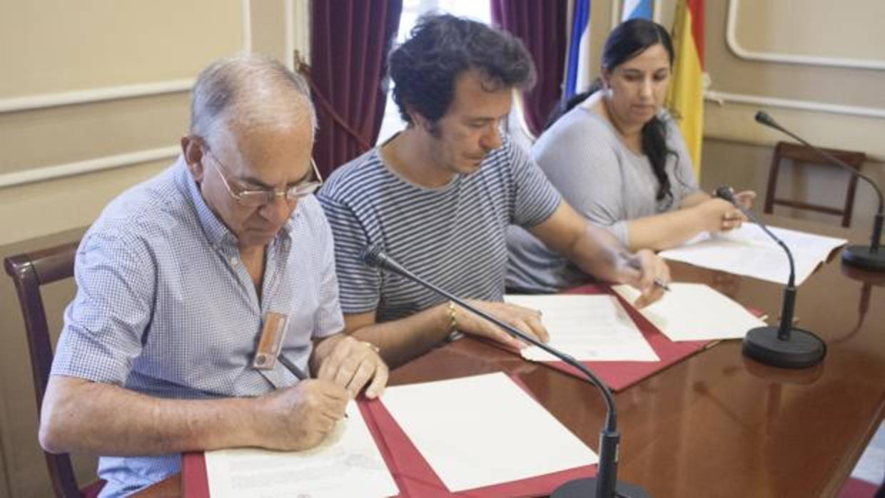 Momento de la firma del conevnio de cesión del local.