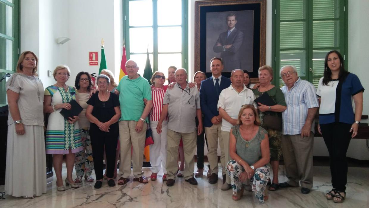 El aclalde en la foto junto a profesionales así como a sus familiares tras el acto en el Consistorio.