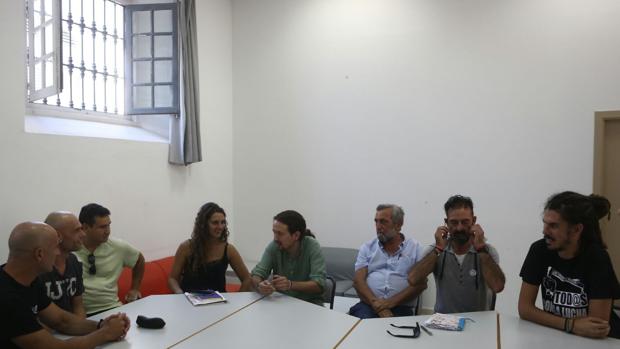 Pablo Iglesias comienza su visita a Cádiz con una reunión con trabajadores de Delphi y del metal