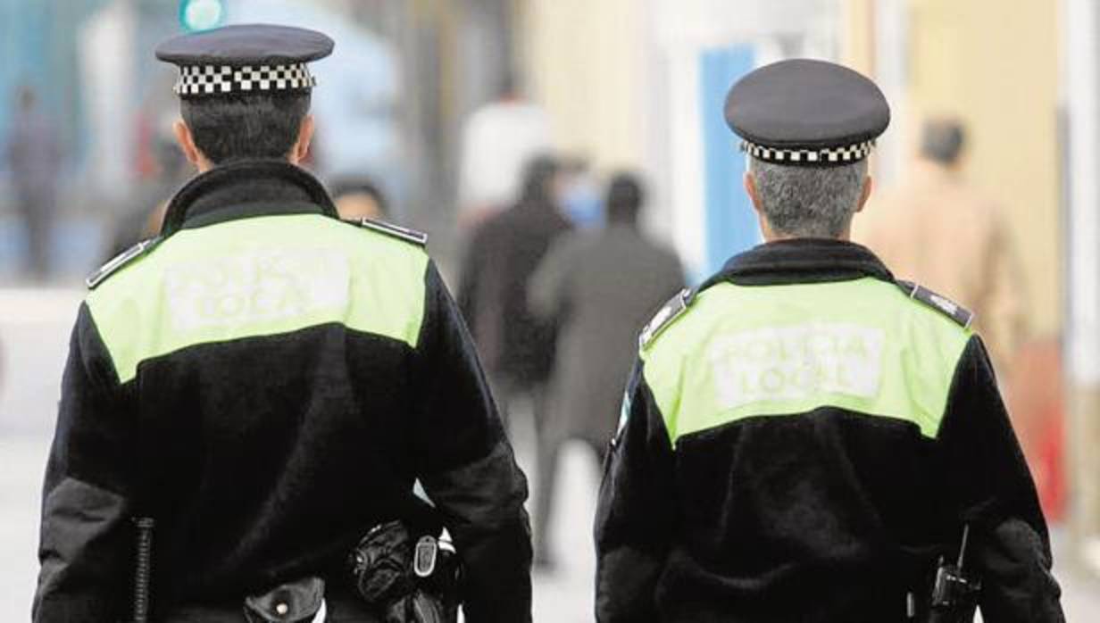 Dos agentes de la Policía Local de Cádiz