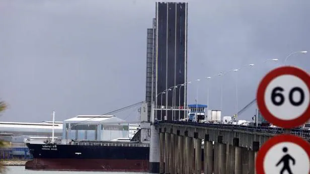 La parte móvil del puente se abre para que pase un buque