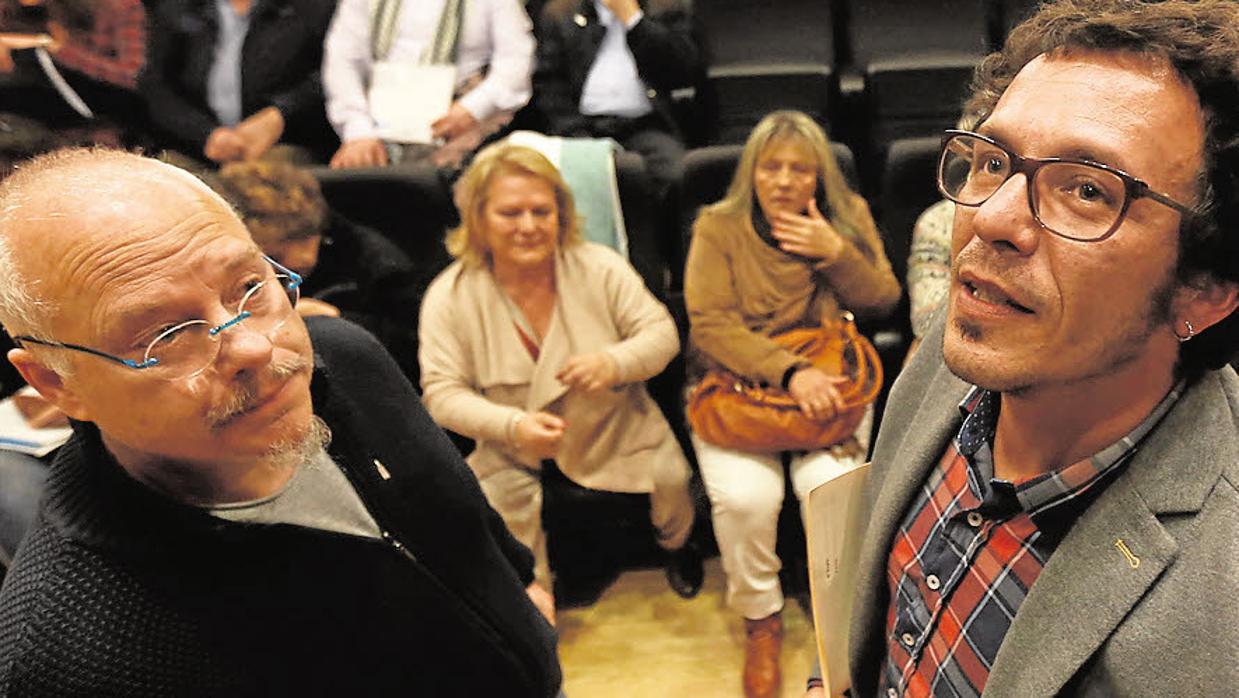 El alcalde, José María González, con su jefe de gabiente, José Vicente Barcia.