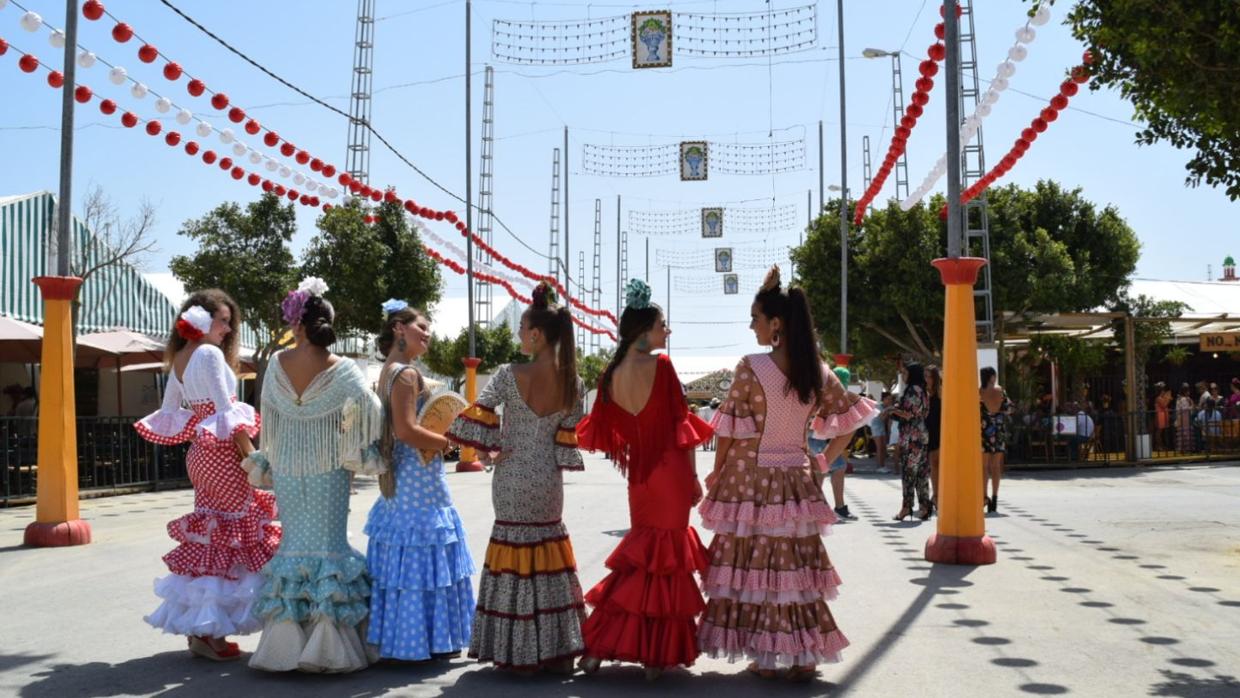 Seis isleñas, en el recinto ferial de San Fernando.