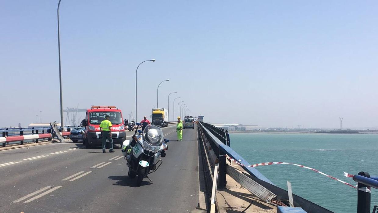 Así quedó el lateral del puente tras el impacto del camión.