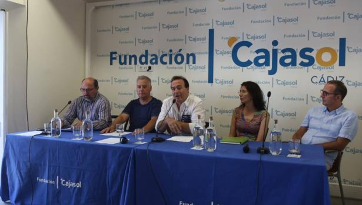 Javier Osuna interviene durante la celebración de la mesa redonda.