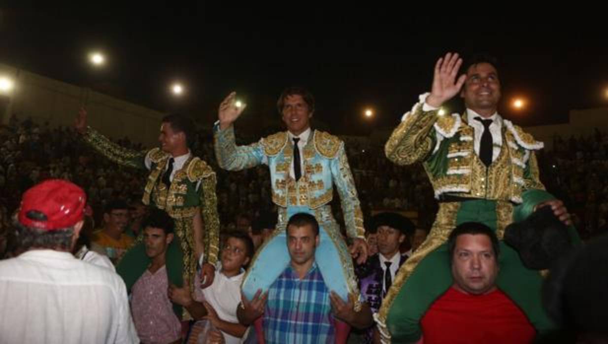 Los tres matadores salieron a hombros