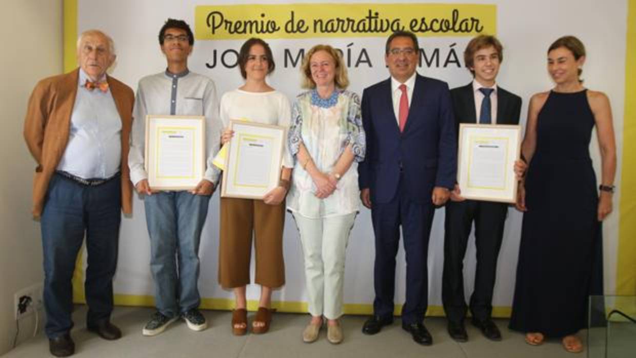 Galardonados en los Premios Pemán y personalidades invitadas al acto.