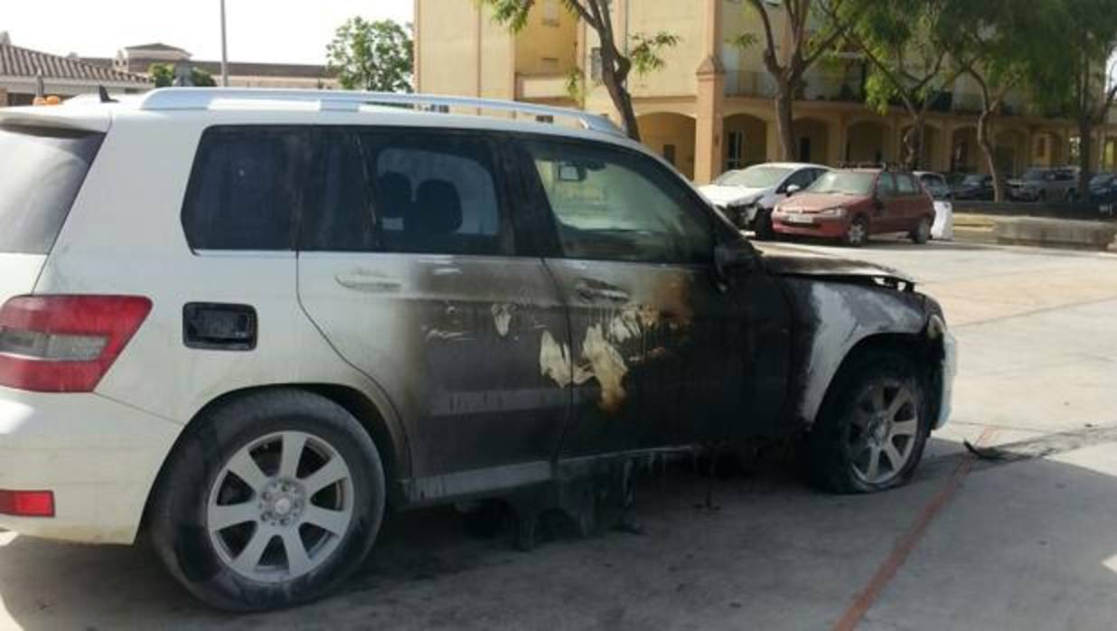 El coche quemado durante la madrugada en la Comisaría.