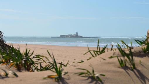 Diez playas de Cádiz para hacer turismo cultural sin mover la sombrilla