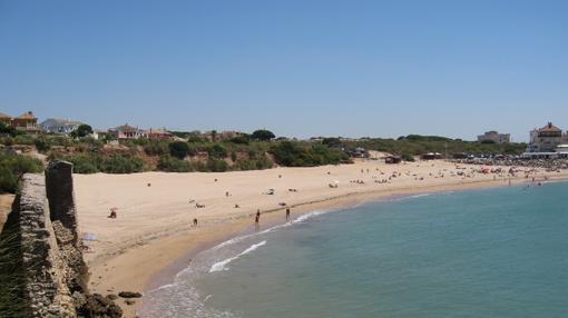 Diez playas de Cádiz para hacer turismo cultural sin mover la sombrilla