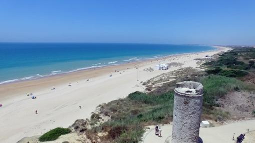 Diez playas de Cádiz para hacer turismo cultural sin mover la sombrilla