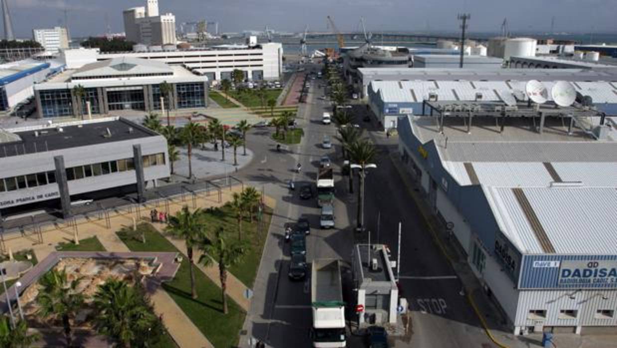 Imagen del acceso al recinto interior de la Zona Franca de Cádiz