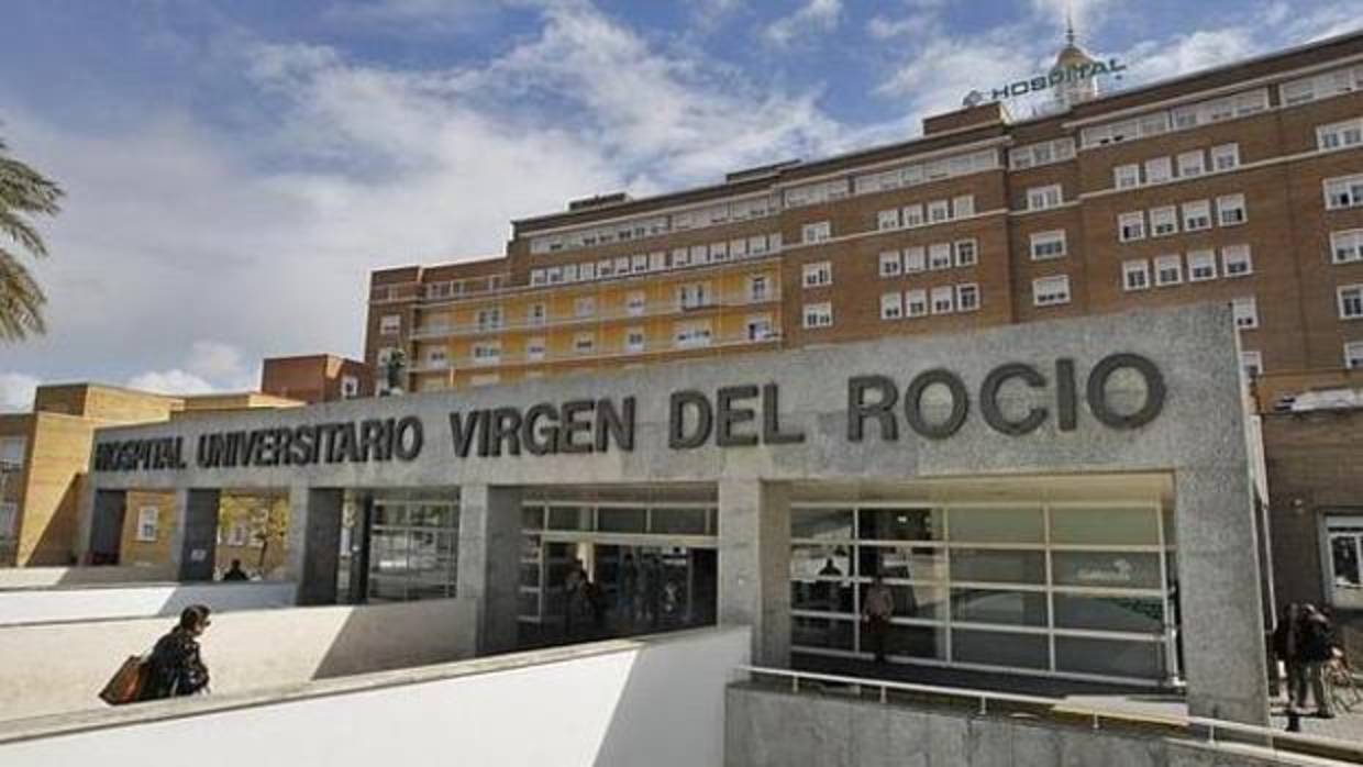 La mujer lleva ingresada en el Virgen del Rocío desde hace más de una semana