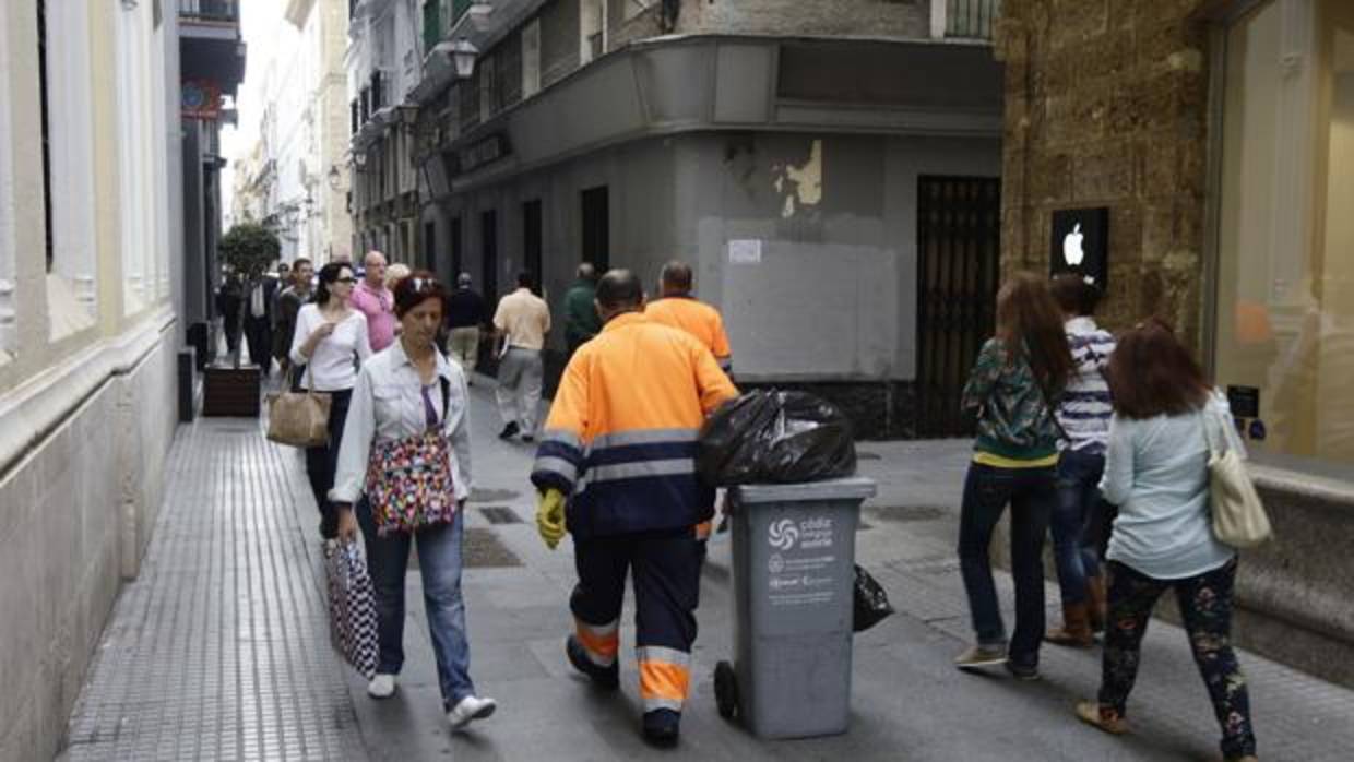 Un empleado de Sufi-Cointer recoge un contenedor en una calle del centro de la ciudad