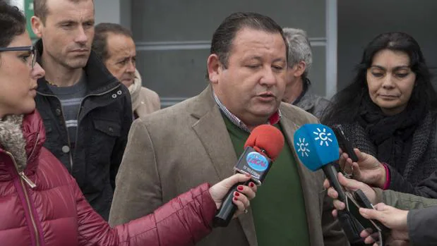 El alcalde de La Roda ocupa su escaño en la Diputación a pesar de la amenaza de IU de expulsarlo