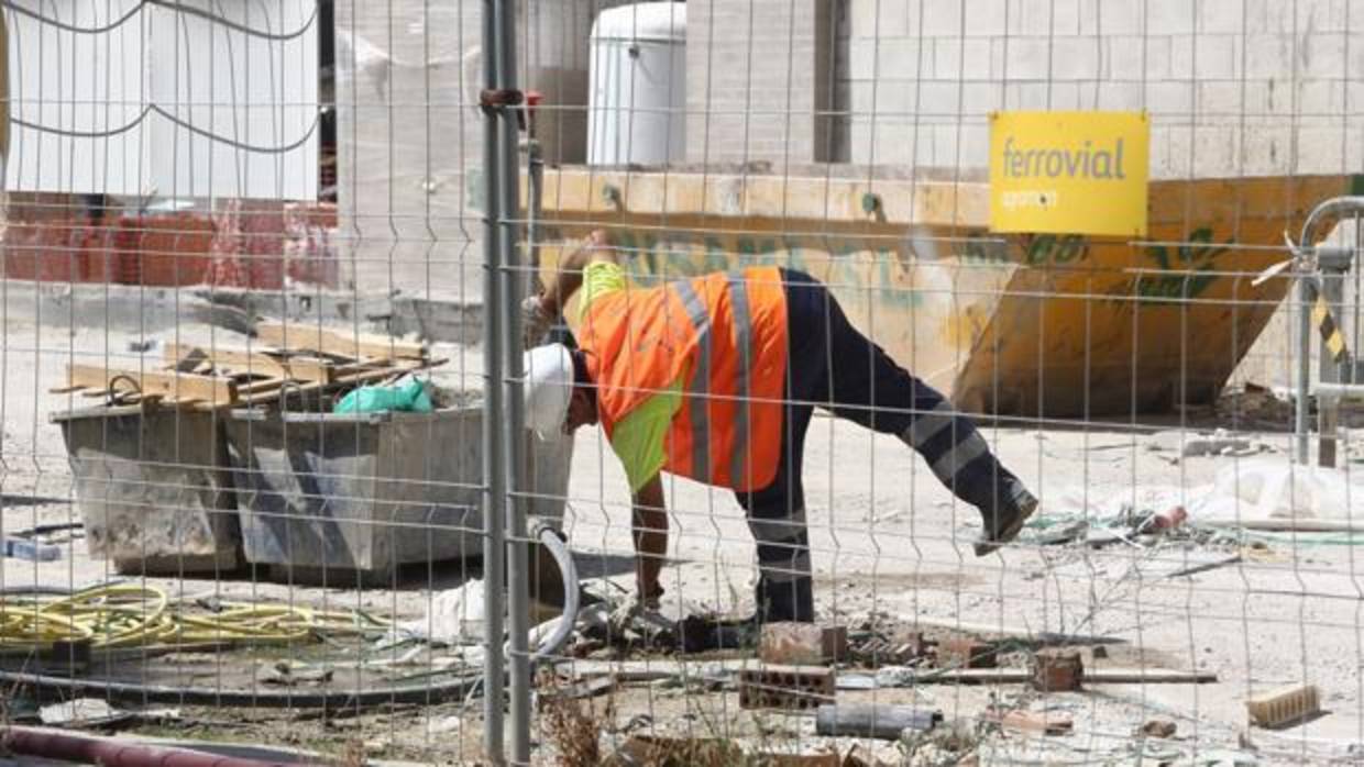 Un trabajador de la construciión en Cádiz, este jueves.