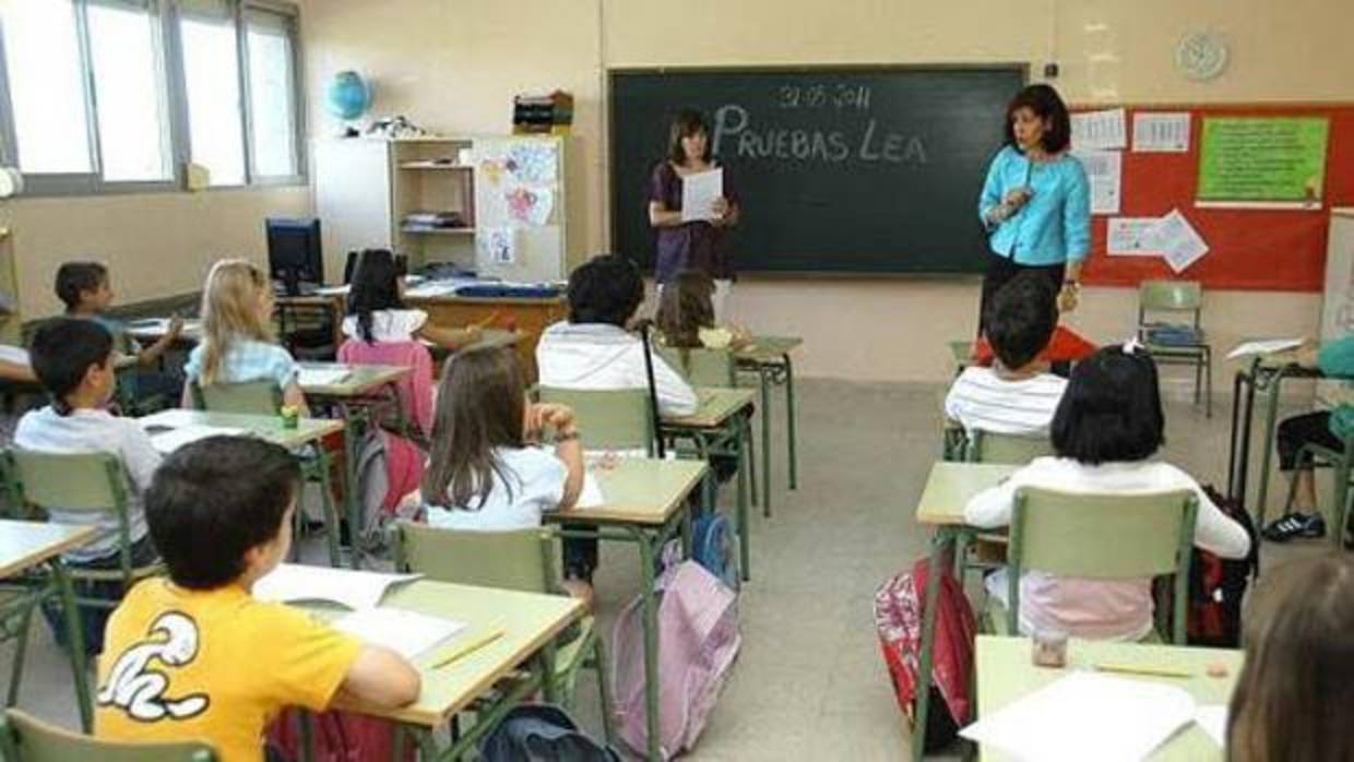 Alumnos asisten a una clase en un aula.