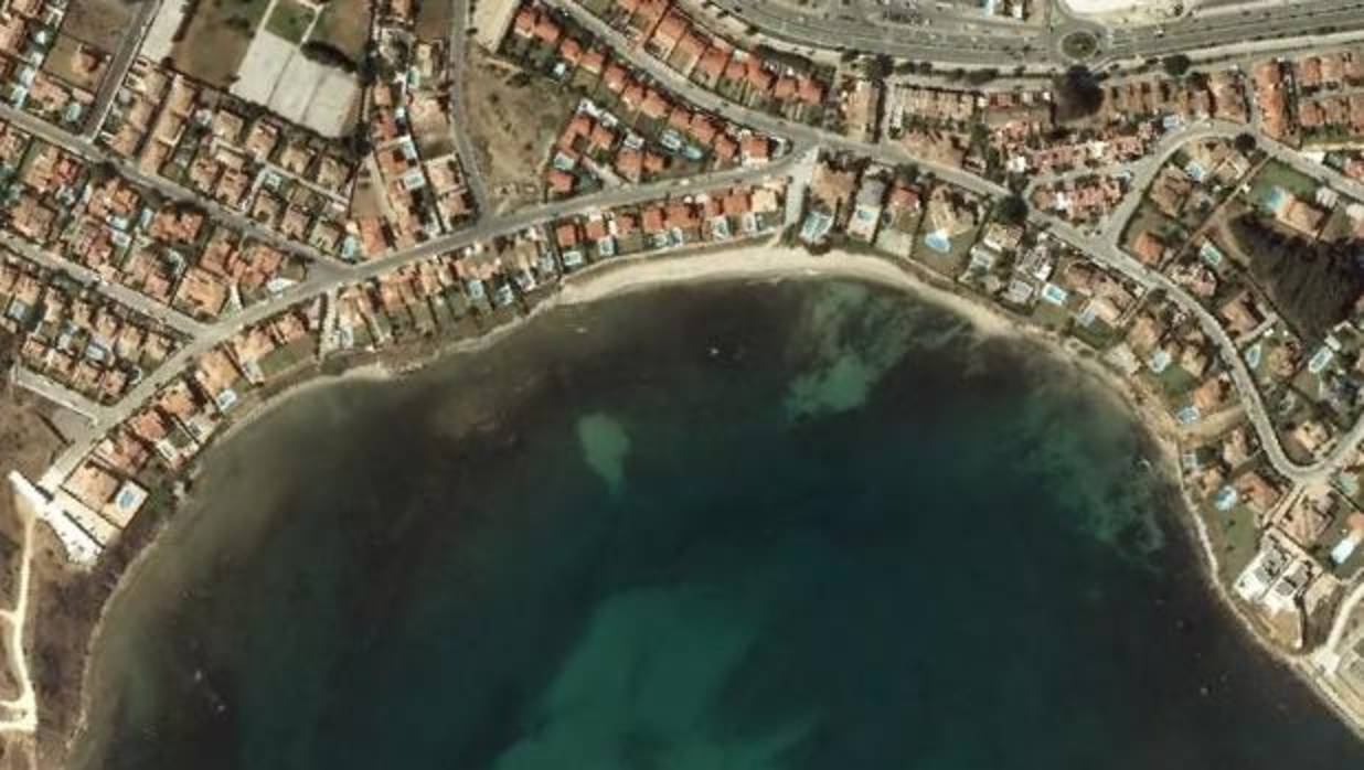 El vertido se dirige hacia la playa de El Chinarral