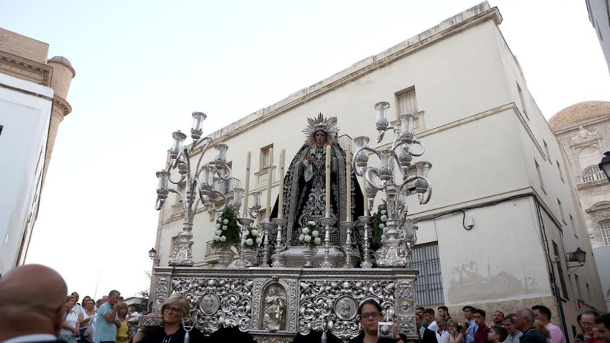 La Virgen de la Soledad, durante traslado de Santa Cruz a Santa María que realizó la cuadrilla de mujeres.