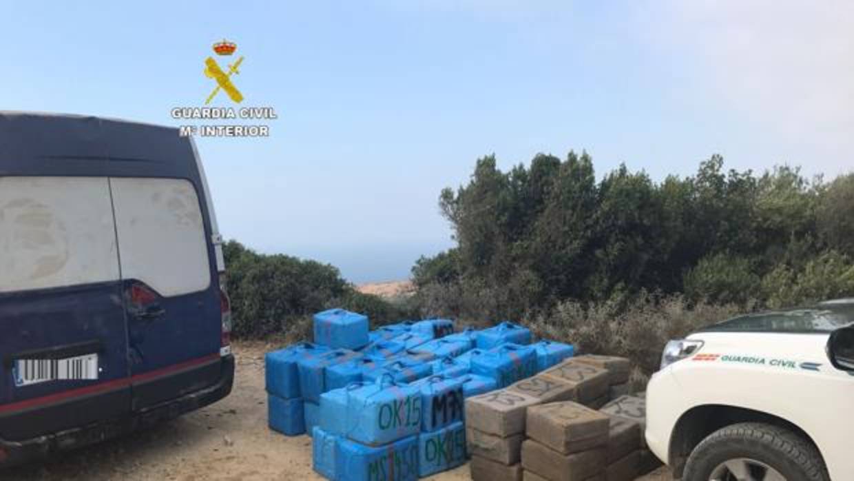 La droga era transportada en esta furgoneta azul que huía a gran velocidad