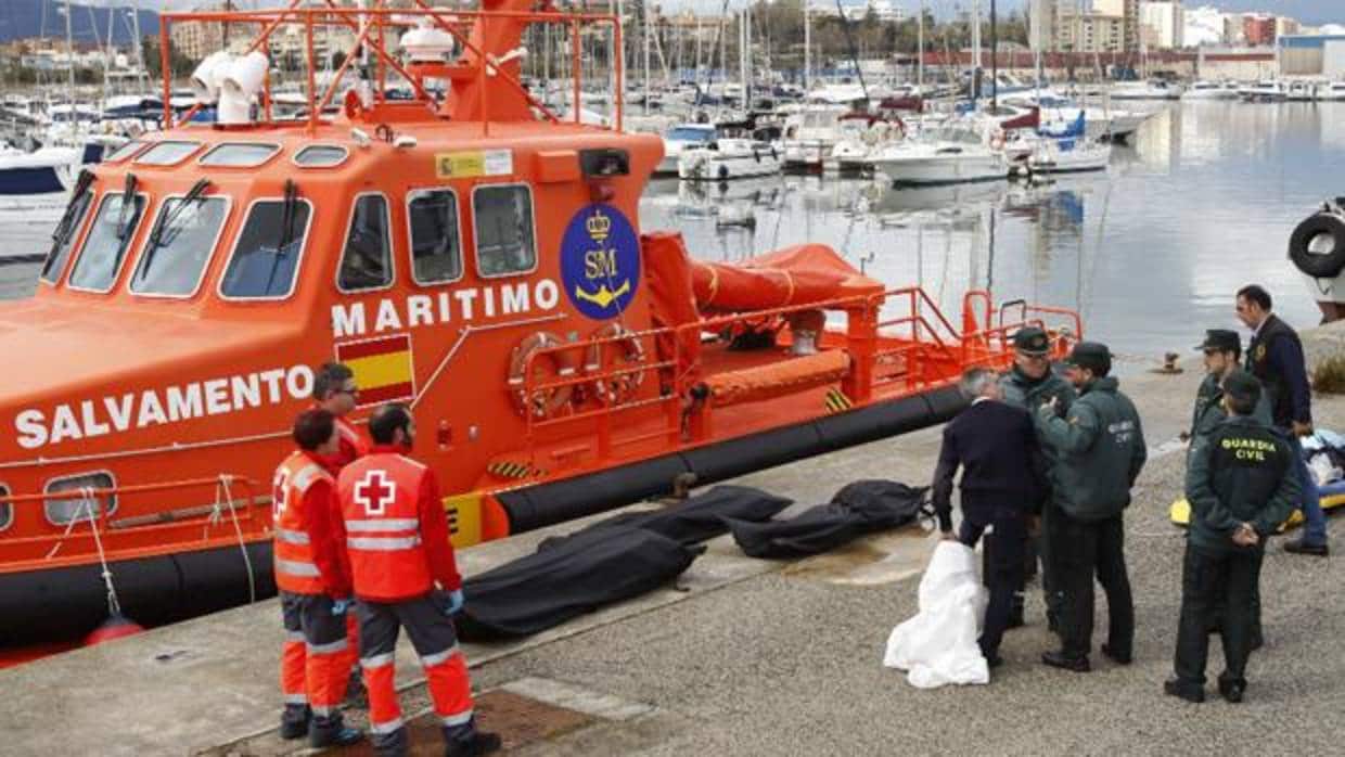 Rescatadas 15 personas en dos embarcaciones en aguas del Estrecho