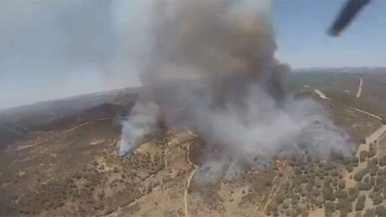 Vista aérea del incendio de El Castillo de las Guardas desde un helicóptero del Plan Infoca