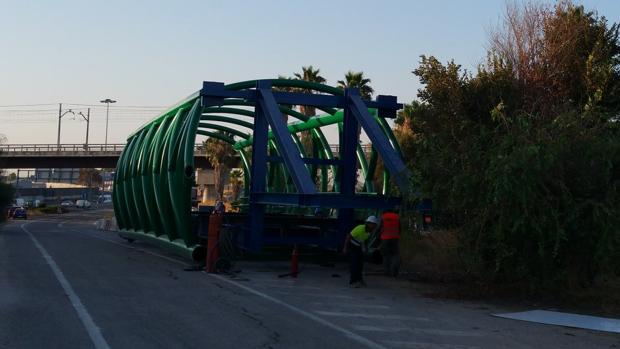 Comienza el montaje de la pasarela ciclopeatonal sobre la SE-30 que une Tablada y San Juan de Aznalfarache