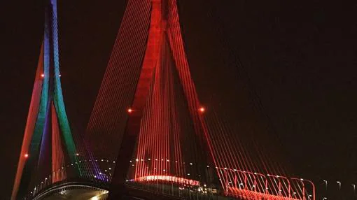 El Puente de la Constitución de Cádiz estrena iluminación