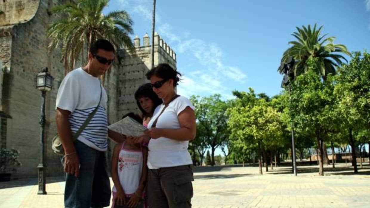 Turistas visitando el Alcázar de Jerez