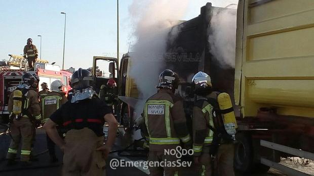 Extinguido un incendio en un camión que circulaba por la SE-30