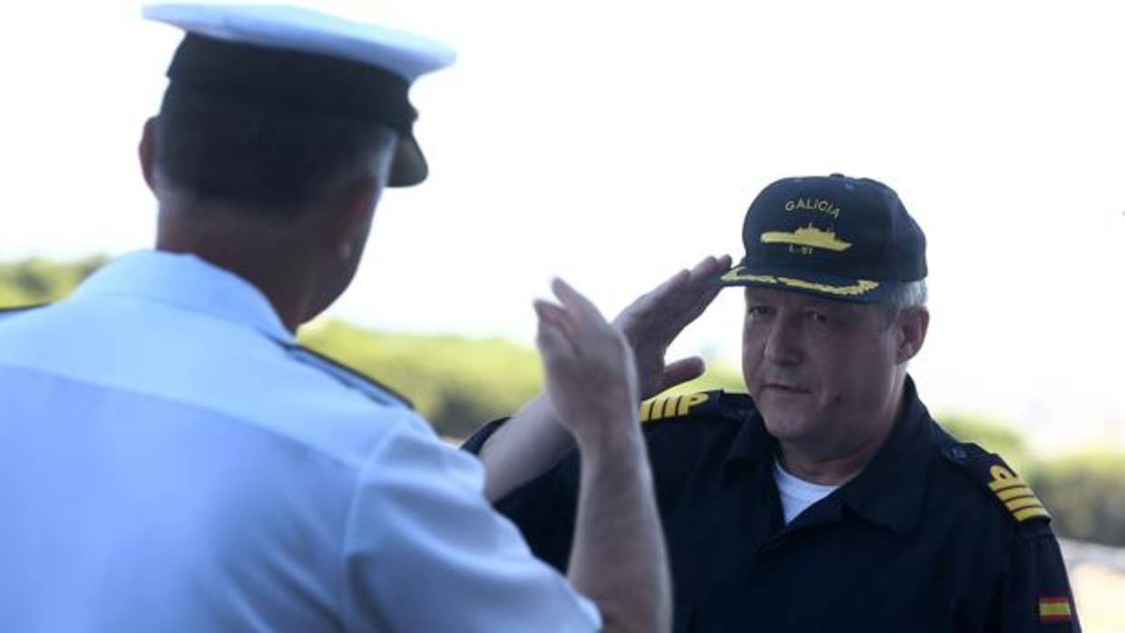 El capitán de navío Aguirre recibe al Almirante de la Flota a bordo del 'Galicia'.