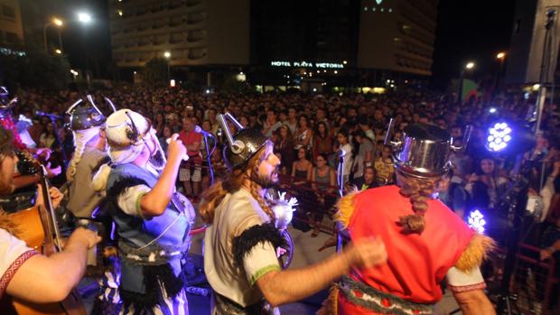 El Carnaval de Cádiz transforma la noche del Trofeo