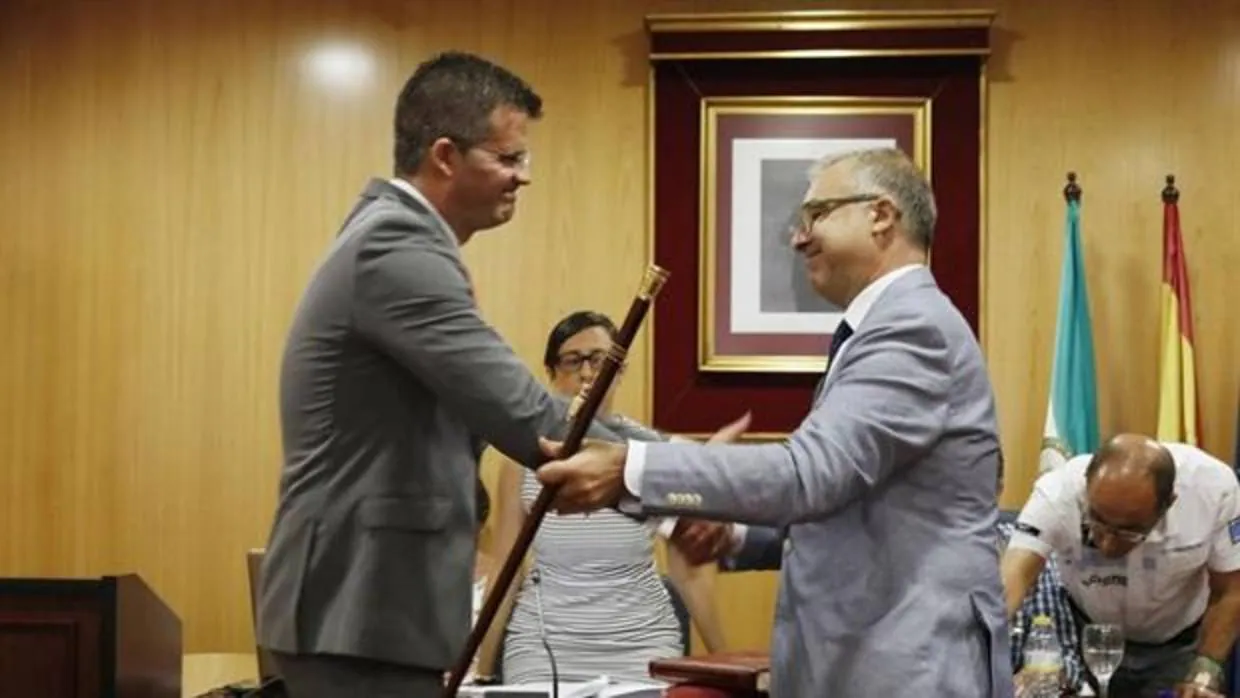 El socialista Antonio Jesús Muñoz recibe el bastón de mando del alcalde saliente de Estepa, Salvador Martín