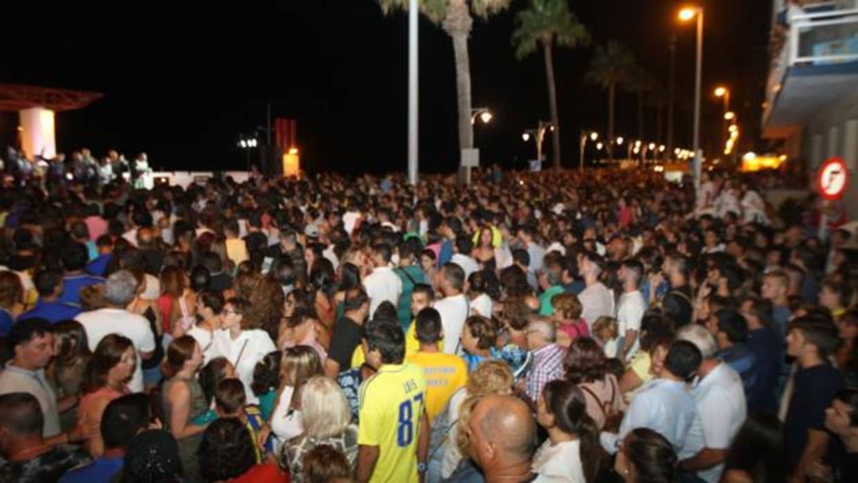 Miles de personas se concentraron a lo largo de todo el paseo marítimo la noche del sabado.