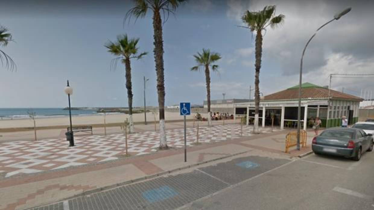 Fallece un hombre al salirse de la vía la moto que conducía en el puerto de Barbate