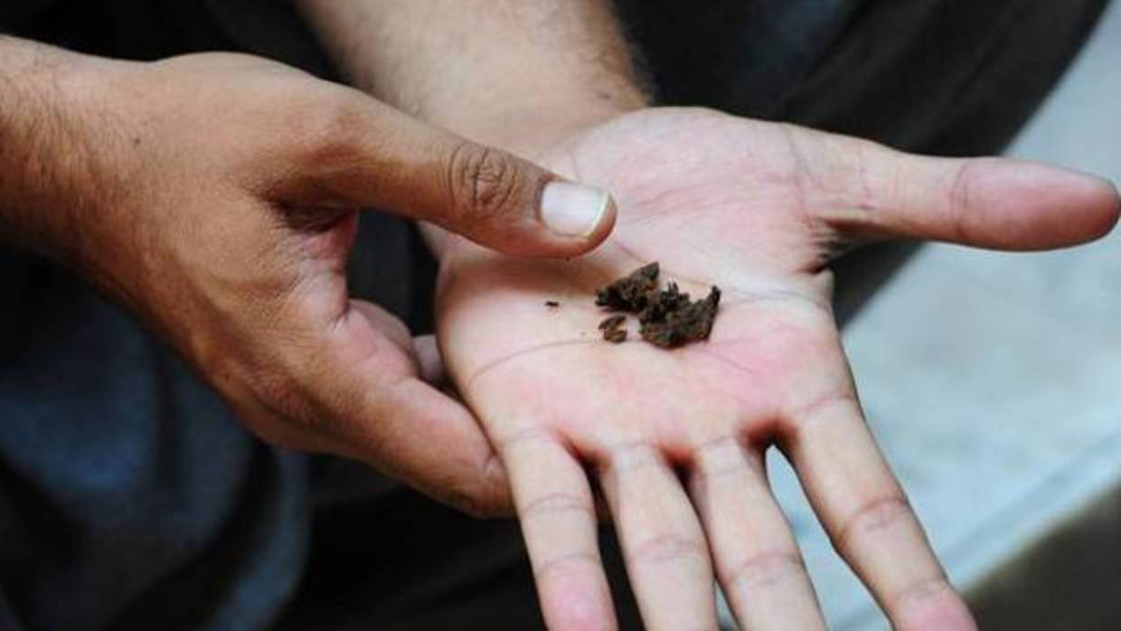 Un hombre, con hachís en la mano