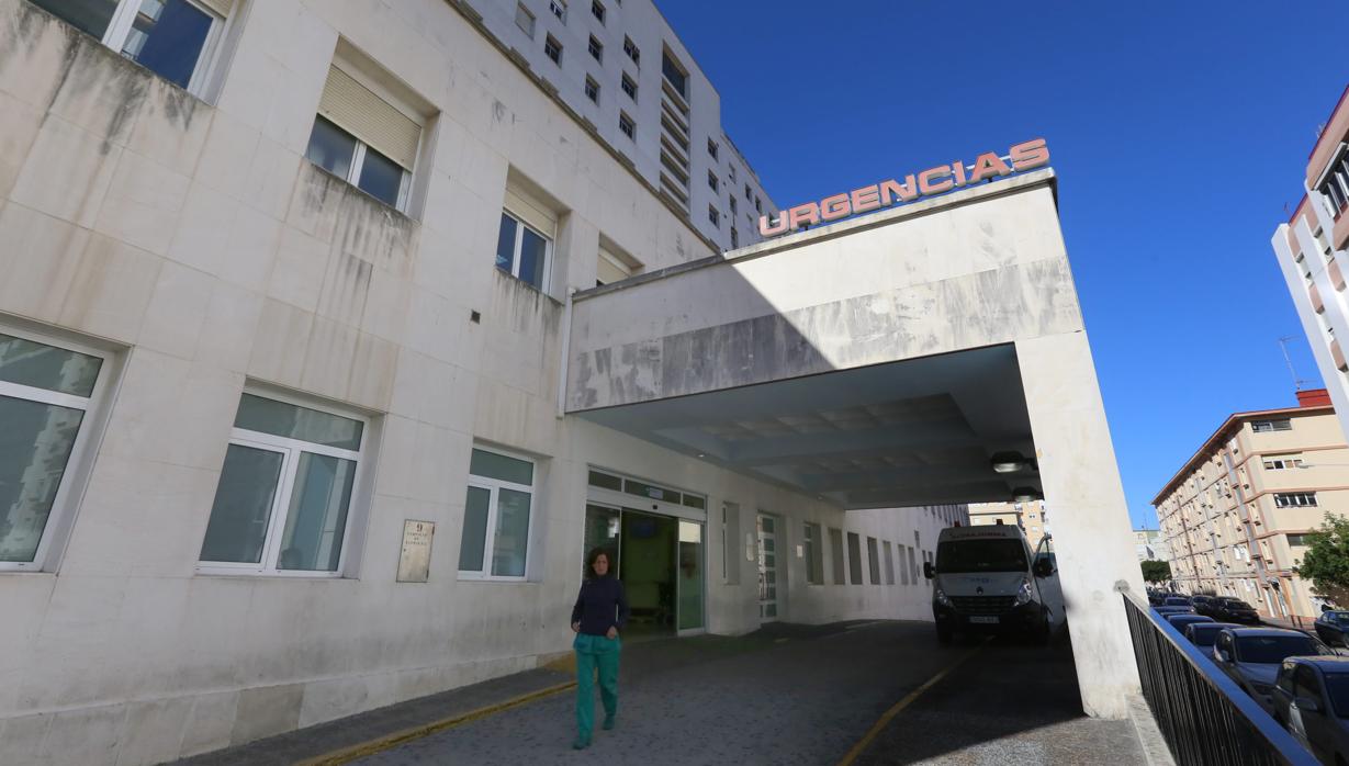 Zona de acceso a Urgencias del Hospital Puerta del Mar de Cádiz.